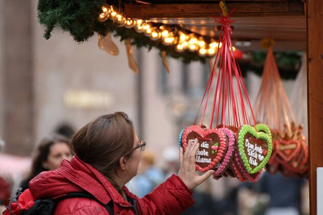 Touristen an die Märkte. Aufgrund der neuen Beschränkungen für das Coronavirus ist der Christkindlesmarkt 2021 abgesagt. Die Verkäufer bauen die Stände ab. during the Light Lockdown of the Covid 19 Coronavirus Pandemie in Nürnberg , Bayern, Deutschland . November 20, 2021.