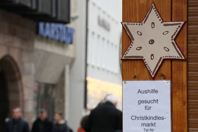 Geschlossen Märkte , Arbeits Anzeige. Aufgrund der neuen Beschränkungen für das Coronavirus ist der Christkindlesmarkt 2021 abgesagt. Die Verkäufer bauen die Stände ab. during the Light Lockdown of the Covid 19 Coronavirus Pandemie in Nürnberg , Bayern, Deutschland . November 20, 2021.