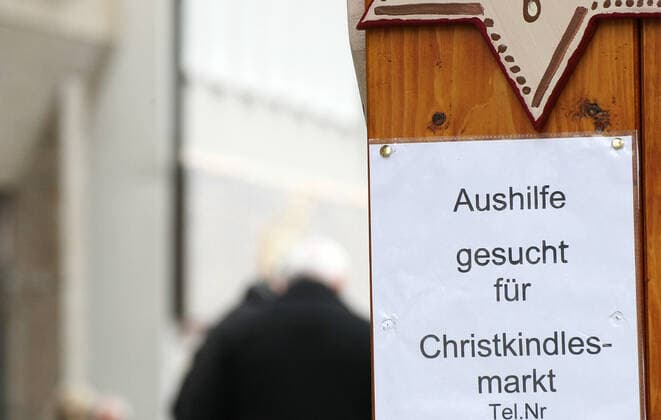 Geschlossen Märkte , Arbeits Anzeige. Aufgrund der neuen Beschränkungen für das Coronavirus ist der Christkindlesmarkt 2021 abgesagt. Die Verkäufer bauen die Stände ab. during the Light Lockdown of the Covid 19 Coronavirus Pandemie in Nürnberg , Bayern, Deutschland . November 20, 2021.