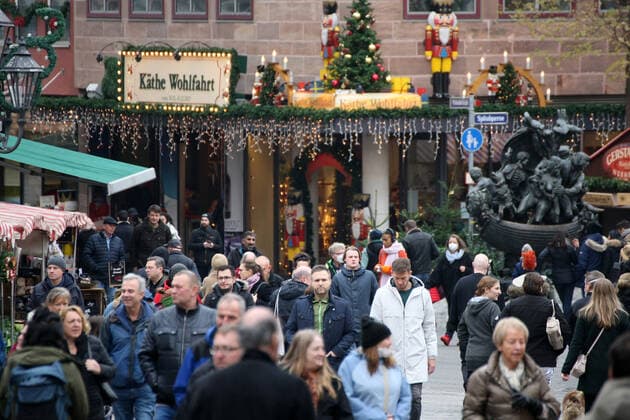 Touristen. Aufgrund der neuen Beschränkungen für das Coronavirus ist der Christkindlesmarkt 2021 abgesagt. Die Verkäufer bauen die Stände ab. during the Light Lockdown of the Covid 19 Coronavirus Pandemie in Nürnberg , Bayern, Deutschland . November 20, 2021.