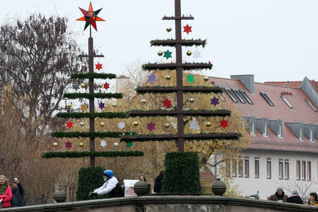 Weihnachtsbäume . Aufgrund der neuen Beschränkungen für das Coronavirus ist der Christkindlesmarkt 2021 abgesagt. Die Verkäufer bauen die Stände ab. during the Light Lockdown of the Covid 19 Coronavirus Pandemie in Nürnberg , Bayern, Deutschland . November 20, 2021.