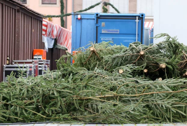 Weihnachten ist Kaputt. Aufgrund der neuen Beschränkungen für das Coronavirus ist der Christkindlesmarkt 2021 abgesagt. Die Verkäufer bauen die Stände ab. during the Light Lockdown of the Covid 19 Coronavirus Pandemie in Nürnberg , Bayern, Deutschland . November 20, 2021.