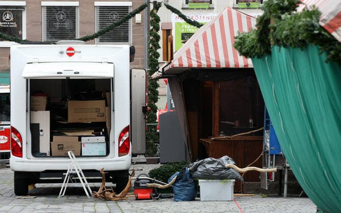 Aufgrund der neuen Beschränkungen für das Coronavirus ist der Christkindlesmarkt 2021 abgesagt. Die Verkäufer bauen die Stände ab. during the Light Lockdown of the Covid 19 Coronavirus Pandemie in Nürnberg , Bayern, Deutschland . November 20, 2021.