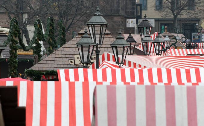 Aufgrund der neuen Beschränkungen für das Coronavirus ist der Christkindlesmarkt 2021 abgesagt. Die Verkäufer bauen die Stände ab. during the Light Lockdown of the Covid 19 Coronavirus Pandemie in Nürnberg , Bayern, Deutschland . November 20, 2021.