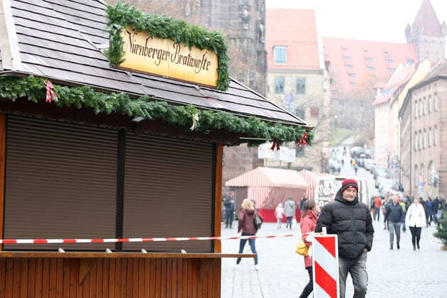 Märkte geschlossen. Aufgrund der neuen Beschränkungen für das Coronavirus ist der Christkindlesmarkt 2021 abgesagt. Die Verkäufer bauen die Stände ab. during the Light Lockdown of the Covid 19 Coronavirus Pandemie in Nürnberg , Bayern, Deutschland . November 20, 2021.