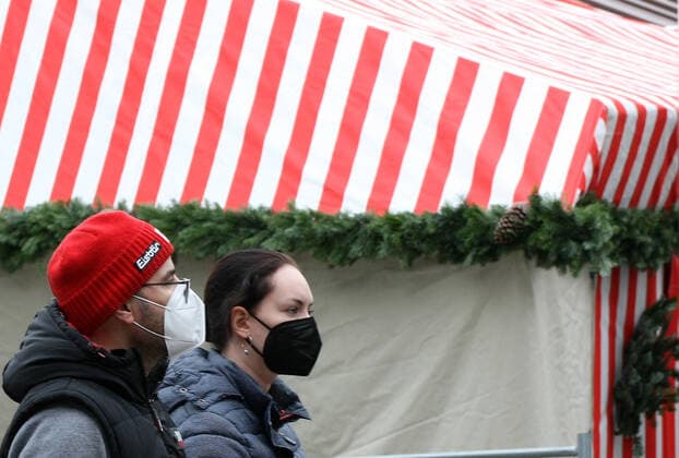 Aufgrund der neuen Beschränkungen für das Coronavirus ist der Christkindlesmarkt 2021 abgesagt. Die Verkäufer bauen die Stände ab. during the Light Lockdown of the Covid 19 Coronavirus Pandemie in Nürnberg , Bayern, Deutschland . November 20, 2021.