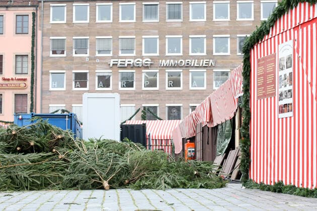 Aufgrund der neuen Beschränkungen für das Coronavirus ist der Christkindlesmarkt 2021 abgesagt. Die Verkäufer bauen die Stände ab. during the Light Lockdown of the Covid 19 Coronavirus Pandemie in Nürnberg , Bayern, Deutschland . November 20, 2021.
