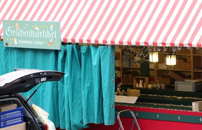 Aufgrund der neuen Beschränkungen für das Coronavirus ist der Christkindlesmarkt 2021 abgesagt. Die Verkäufer bauen die Stände ab. during the Light Lockdown of the Covid 19 Coronavirus Pandemie in Nürnberg , Bayern, Deutschland . November 20, 2021.