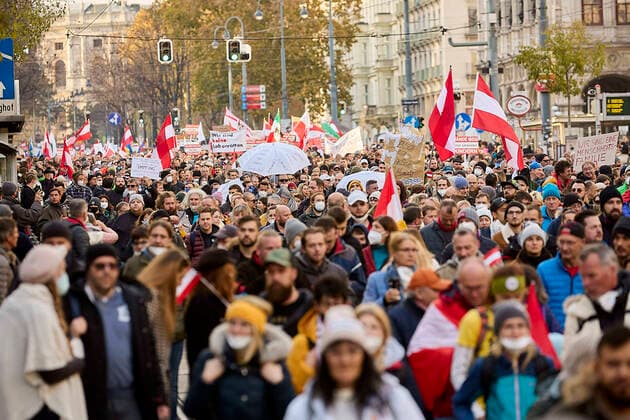 Bilder des Jahres 2021, News 11 November News Themen der Woche KW46 - Wien 20.11.2021 - Coronavirus Krise - Zwei Tage vor dem 4. Österreich weiten Lockdown und der für Februar angekündigten Impfpflicht waren heute, allein in Wien, über 10 Demonstrationen gegen die Coronamaßnehmen der Regierung angemeldet. Auch die Freiheitliche Partei (FPÖ) zählt zu den Organisatoren. Es galt eine FFP2-Maskenpflicht. Die Polizei war mit einem Grossaufgebot von rund 1.300 Polizisten im Einsatz. PHOTO: Die tausenden Demonstratnten auf dem Opernring in der Wiener Innenstadt. Vienna, Austria - Coronavirus Crisis - Two days before the 4th Austria-wide lockdown and the mandatory vaccination announced for February, over 10 demonstrations against the government s corona measures were registered today, in Vienna alone. The Fre 