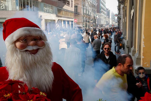 Crowd of persons, almost all wearing protective face masks, in Toledo street, in Naples city southern Italy.  Copyright: xSalvatorexLaportax xIPAx xKontrolabx