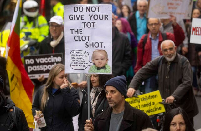 . 20 11 2021. London, United Kingdom. Thousands of people opposed to the vaccine demonstrate in central London. They are opposed to the vaccine and strogly believe that children should not be forced to have it.Austria has just announced it is having a national lockdown from Tuesday. Anti Vaxx demonstration.  xMarkxThomasx xi-Imagesx IIM-22829-0021