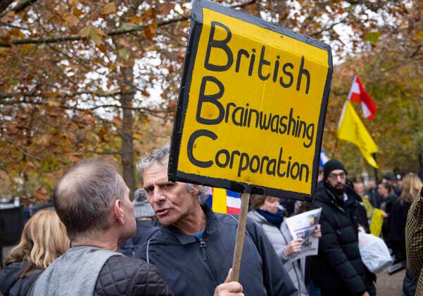 . 20 11 2021. London, United Kingdom. Thousands of people opposed to the vaccine demonstrate in central London. They are opposed to the vaccine and strogly believe that children should not be forced to have it.Austria has just announced it is having a national lockdown from Tuesday. Anti Vaxx demonstration.  xMarkxThomasx xi-Imagesx IIM-22829-0045