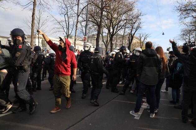 DEMO - Demonstration gegen Corona Massnahmen Wien, Ring, 20. 11. 2021 Demonstranten versuchen die Polizei zu provozieren
