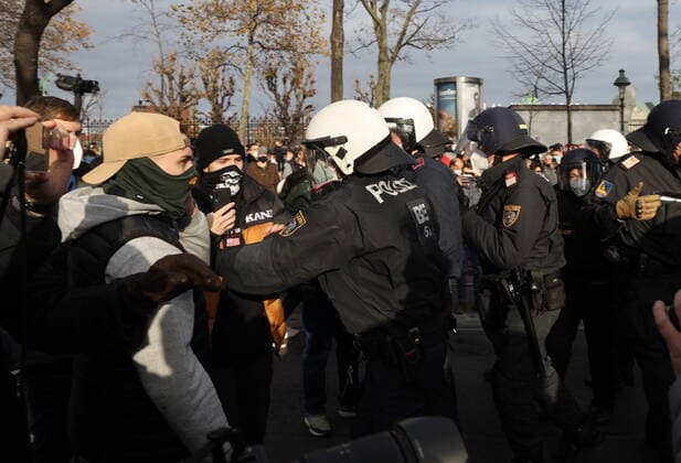 DEMO - Demonstration gegen Corona Massnahmen Wien, Ring, 20. 11. 2021 Demonstranten versuchen die Polizei zu provozieren