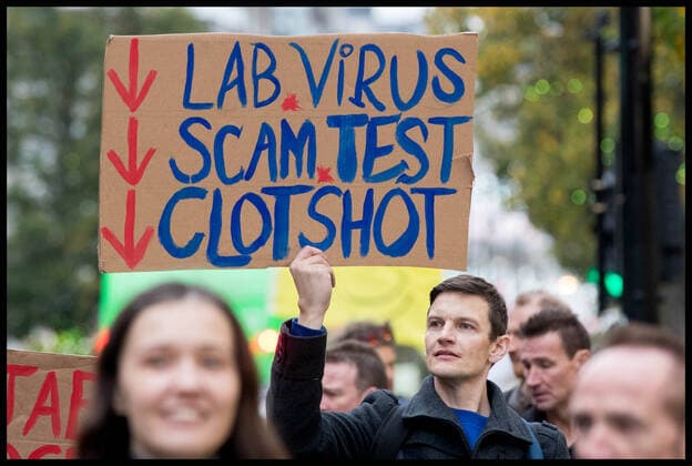 . 20 11 2021. London, United Kingdom. Anti Vaxxers March London. Anti Vaccine protesters march through London during demonstration against vaccines, vaccine passports, masks and other conspiracy theories.  xMartynxWheatleyx xi-Imagesx IIM-22828-0022