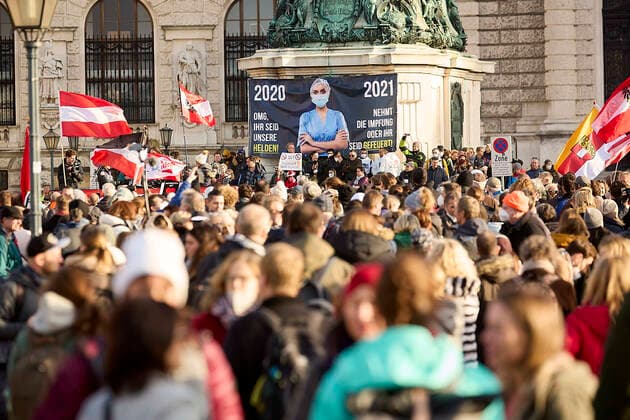 - Wien 20.11.2021 - Coronavirus Krise - Zwei Tage vor dem 4. Österreich weiten Lockdown und der für Februar angekündigten Impfpflicht waren heute, allein in Wien, über 10 Demonstrationen gegen die Coronamaßnehmen der Regierung angemeldet. Auch die Freiheitliche Partei (FPÖ) zählt zu den Organisatoren. Es galt eine FFP2-Maskenpflicht. Die Polizei war mit einem Grossaufgebot von rund 1.300 Polizisten im Einsatz. PHOTO: Die Demonstratnten auf dem Heldenplatz in der Wiener Innenstadt. Vienna, Austria - Coronavirus Crisis - Two days before the 4th Austria-wide lockdown and the mandatory vaccination announced for February, over 10 demonstrations against the government s corona measures were registered today, in Vienna alone. The Freedom Par 