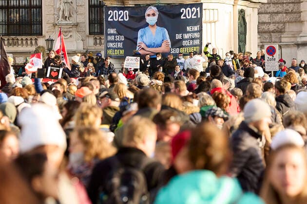 - Wien 20.11.2021 - Coronavirus Krise - Zwei Tage vor dem 4. Österreich weiten Lockdown und der für Februar angekündigten Impfpflicht waren heute, allein in Wien, über 10 Demonstrationen gegen die Coronamaßnehmen der Regierung angemeldet. Auch die Freiheitliche Partei (FPÖ) zählt zu den Organisatoren. Es galt eine FFP2-Maskenpflicht. Die Polizei war mit einem Grossaufgebot von rund 1.300 Polizisten im Einsatz. PHOTO: Die Demonstratnten auf dem Heldenplatz in der Wiener Innenstadt. Vienna, Austria - Coronavirus Crisis - Two days before the 4th Austria-wide lockdown and the mandatory vaccination announced for February, over 10 demonstrations against the government s corona measures were registered today, in Vienna alone. The Freedom Par 