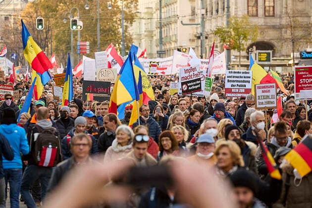- Wien 20.11.2021 - Coronavirus Krise - Zwei Tage vor dem 4. Österreich weiten Lockdown und der für Februar angekündigten Impfpflicht waren heute, allein in Wien, über 10 Demonstrationen gegen die Coronamaßnehmen der Regierung angemeldet. Auch die Freiheitliche Partei (FPÖ) zählt zu den Organisatoren. Es galt eine FFP2-Maskenpflicht. Die Polizei war mit einem Grossaufgebot von rund 1.300 Polizisten im Einsatz. PHOTO: Die tausenden Demonstratnten auf dem Opernring in der Wiener Innenstadt. Vienna, Austria - Coronavirus Crisis - Two days before the 4th Austria-wide lockdown and the mandatory vaccination announced for February, over 10 demonstrations against the government s corona measures were registered today, in Vienna alone. The Fre 