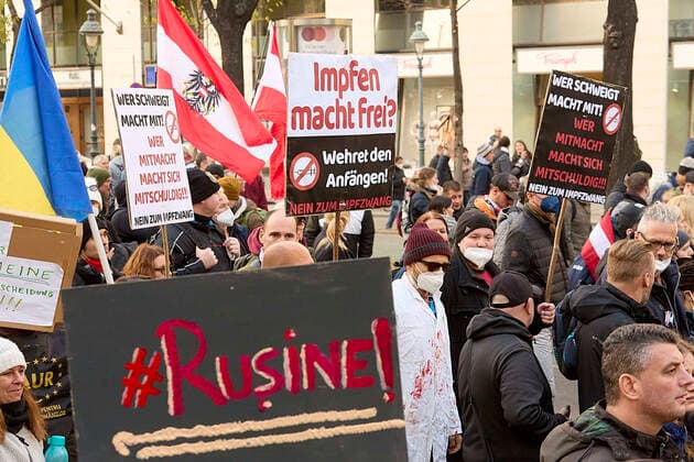 - Wien 20.11.2021 - Coronavirus Krise - Zwei Tage vor dem 4. Österreich weiten Lockdown und der für Februar angekündigten Impfpflicht waren heute, allein in Wien, über 10 Demonstrationen gegen die Coronamaßnehmen der Regierung angemeldet. Auch die Freiheitliche Partei (FPÖ) zählt zu den Organisatoren. Es galt eine FFP2-Maskenpflicht. Die Polizei war mit einem Grossaufgebot von rund 1.300 Polizisten im Einsatz. PHOTO: Die tausenden Demonstratnten auf dem Opernring in der Wiener Innenstadt. Vienna, Austria - Coronavirus Crisis - Two days before the 4th Austria-wide lockdown and the mandatory vaccination announced for February, over 10 demonstrations against the government s corona measures were registered today, in Vienna alone. The Fre 