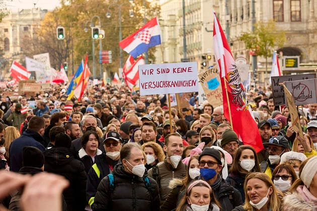 - Wien 20.11.2021 - Coronavirus Krise - Zwei Tage vor dem 4. Österreich weiten Lockdown und der für Februar angekündigten Impfpflicht waren heute, allein in Wien, über 10 Demonstrationen gegen die Coronamaßnehmen der Regierung angemeldet. Auch die Freiheitliche Partei (FPÖ) zählt zu den Organisatoren. Es galt eine FFP2-Maskenpflicht. Die Polizei war mit einem Grossaufgebot von rund 1.300 Polizisten im Einsatz. PHOTO: Die tausenden Demonstratnten auf dem Opernring in der Wiener Innenstadt. Vienna, Austria - Coronavirus Crisis - Two days before the 4th Austria-wide lockdown and the mandatory vaccination announced for February, over 10 demonstrations against the government s corona measures were registered today, in Vienna alone. The Fre 