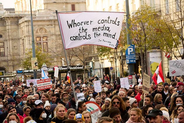 - Wien 20.11.2021 - Coronavirus Krise - Zwei Tage vor dem 4. Österreich weiten Lockdown und der für Februar angekündigten Impfpflicht waren heute, allein in Wien, über 10 Demonstrationen gegen die Coronamaßnehmen der Regierung angemeldet. Auch die Freiheitliche Partei (FPÖ) zählt zu den Organisatoren. Es galt eine FFP2-Maskenpflicht. Die Polizei war mit einem Grossaufgebot von rund 1.300 Polizisten im Einsatz. PHOTO: Die tausenden Demonstratnten auf dem Opernring in der Wiener Innenstadt. Vienna, Austria - Coronavirus Crisis - Two days before the 4th Austria-wide lockdown and the mandatory vaccination announced for February, over 10 demonstrations against the government s corona measures were registered today, in Vienna alone. The Fre 