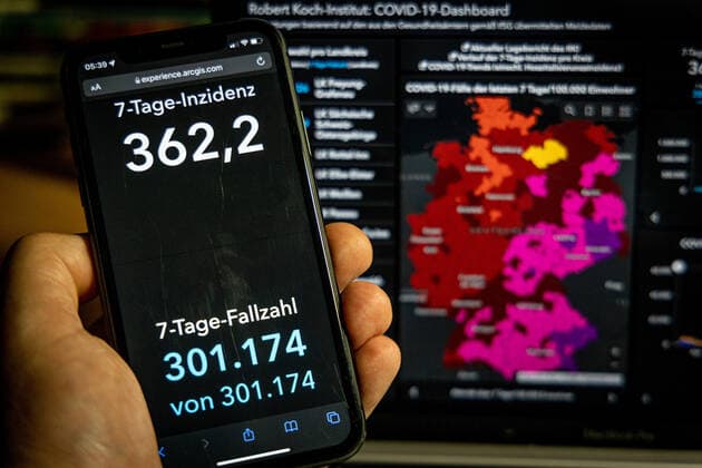 Coronavirus in Deutschland - Covid-19-Dashboard des Robert Koch-Institut 20.11.2021: Robert Koch-Institut: 7-Tage-Inzidenz 362,2. 7-Tage-Fallzahl 301.174. COVID-19-Fälle 5.312.215. Zugang um 63.924 gegenüber dem Vortag. COVID-19-Todesfälle 98.987. Zugang um 248 gegenüber dem Vortag.