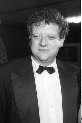 Jeremy Thomas (Filmproduzent) 10 87 ru Jeremy Thomas bei der Filmpremiere von Der letzte Kaiser im Oktober 1987 Großbritannien England britischer englisch englischer Mann Produzent Film Kino english male producer hoch halb Porträt neutral sw