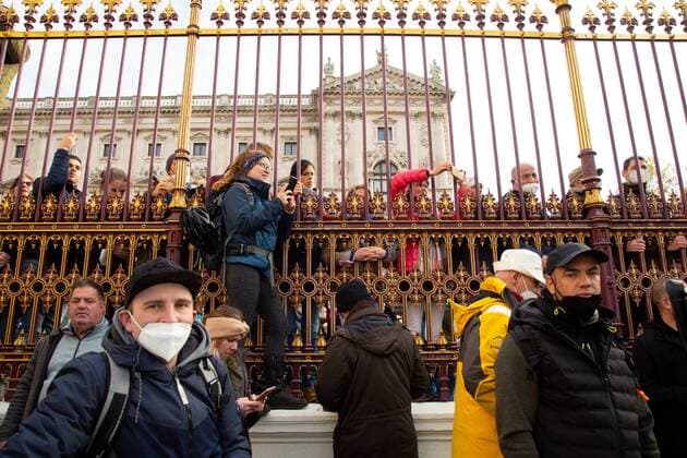 Austria Coronavirus Restrictions Protest 6700580 20.11.2021 People attend a rally against COVID-19 lockdown and mandatory vaccination, in Vienna, Austria. Thousands of protesters have gathered in Austria?s capital after the government announced a nationwide lockdown to contain the quickly rising coronavirus infections and said vaccines would be made compulsory starting February 1. Stringer Sputnik Vienna Austria  Copyright: xStringerx