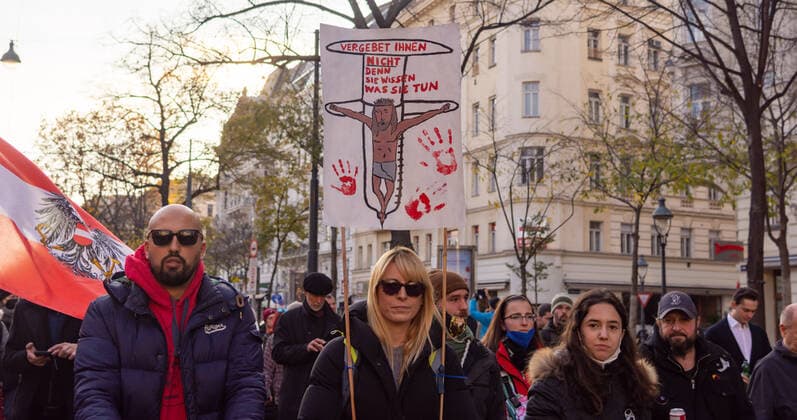 20211120 Demonstration against Corona Measures VIENNA, AUSTRIA - NOVEMBER 20: Participant(s) of the protest against the government s corona measures announced on November 19, on November 20, 2021 in Vienna, Austria. WIEN, OESTERREICH - 20. NOVEMBER: Teilnehmer (in-Inen) der Demonstration gegen von der Regierung am 19. November verkuendeten Corona-Maßnahmen am 20. November in Wien, Oesterreich. 211120_SEPA_17_044 Copyright: xIsabellexOuvrardx SEPAxMedia