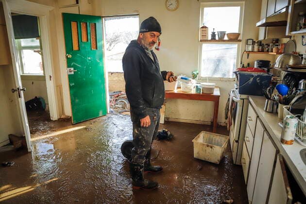 November 20, 2021, Princeton, BC, Canada: Mario Loutef cleans up after his home was flooded in Princeton, B.C., Saturday, Nov. 20, 2021. Princeton Canada  - ZUMAc35_ 20211120_zaf_c35_052 Copyright: xJeffxMcintoshx