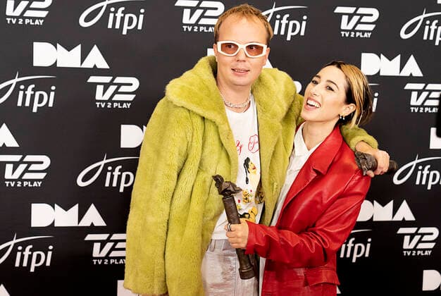 Andreas Odbjerg og Drew Sycamore modtog begge flere af aftenens priser. Danish Music Awards 2021 uddeles paa Flyvestation Vaerloese, loerdag den 20. november 2021.. , Vaerloese Denmark