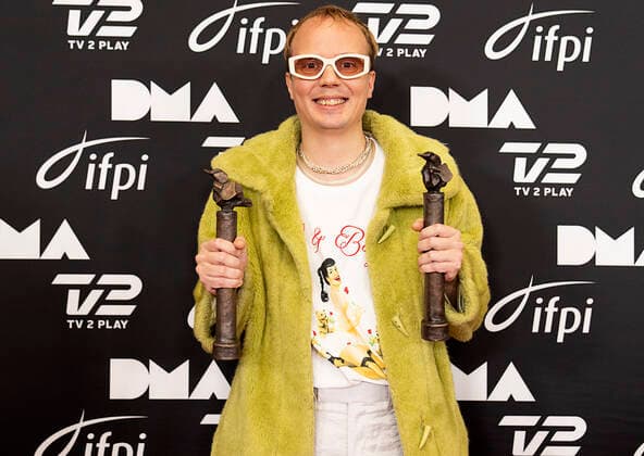 Andreas Odbjerg med sine to priser. Danish Music Awards 2021 uddeles paa Flyvestation Vaerloese, loerdag den 20. november 2021.. , Vaerloese Denmark