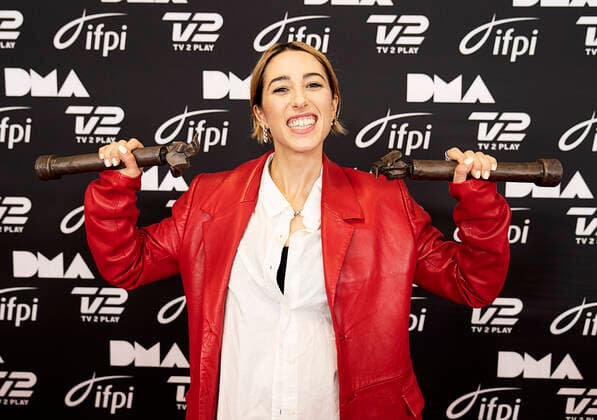 Drew Sycamore med sine to priser. Danish Music Awards 2021 uddeles paa Flyvestation Vaerloese, loerdag den 20. november 2021.. , Vaerloese Denmark