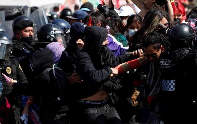 Members and supporters of the LGBT community confront police officers during a protest in the framework of the International Day of Trans Memory, in Mexico City, Mexico, 20 November 2021. The Mexican trans community demonstrated this Saturday, International Trans Memory Day, amid a wave of transphobic violence in the second country with the most hate murders in Latin America. Trans community in Mexico marches amid wave of transphobic violence !ACHTUNG: NUR REDAKTIONELLE NUTZUNG!  Copyright: xMarioxGuzmanx MEX7405 20211120-947887da93dad1878ba3ec828cca29172f552239