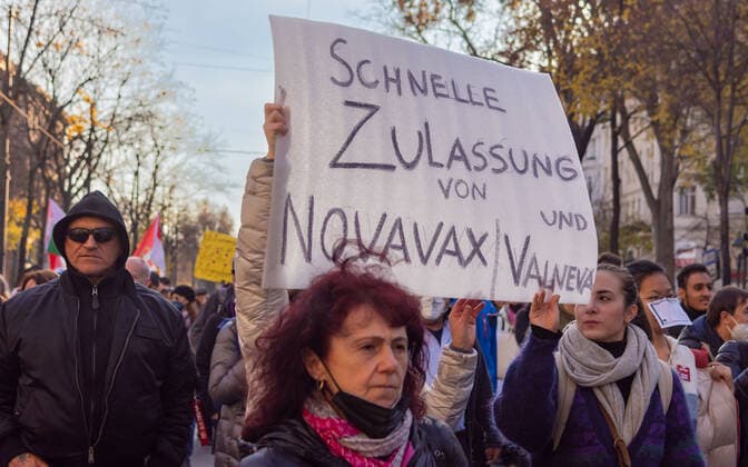 20211120 Demonstration against Corona Measures VIENNA, AUSTRIA - NOVEMBER 20: Participant(s) of the protests against the government s corona measures announced on November 19, on November 20, 2021 in Vienna, Austria. WIEN, OESTERREICH - 20. NOVEMBER: Teilnehmer (in-Inen) der Demonstrationen gegen von der Regierung am 19. November verkuendeten Corona-Maßnahmen am 20. November in Wien, Oesterreich. 211120_SEPA_17_083 Copyright: xIsabellexOuvrardx SEPAxMedia