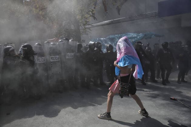 News Bilder des Tages Transgender Community Protest Against Transphobia And Transfemicides MEXICO CITY, MEXICO - NOVEMBER 20, 2021: A transgender community member confronts riot police during a demonstration against transphobia and demanded justice for the trans femicides during the commemoration the transgender remembrance day. On November 20, 2021 in Mexico City, Mexico. (Photo by Fernanda Rojas Eyepix Group) Copyright: xFernandaxRojasx EYEPIXGROUP_FR_20112021_19835