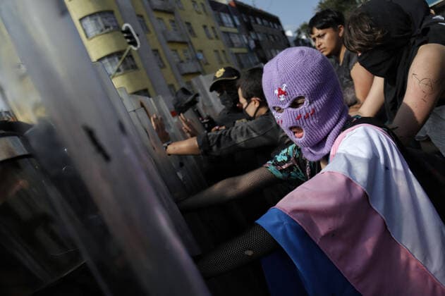 Transgender Community Protest Against Transphobia And Transfemicides MEXICO CITY, MEXICO - NOVEMBER 20, 2021: transgender community members confront riot police during a demonstration against transphobia and demanded justice for the trans femicides during the commemoration the transgender remembrance day. On November 20, 2021 in Mexico City, Mexico. (Photo by Fernanda Rojas Eyepix Group) Copyright: xFernandaxRojasx EYEPIXGROUP_FR_20112021_19838