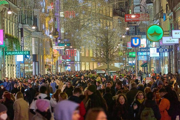 News Bilder des Tages (211120) -- VIENNA, Nov. 20, 2021 -- People walk on a street in Vienna, Austria, on Nov. 20, 2021. To curb the COVID-19 pandemic, the Austrian government announced a nationwide lockdown beginning from Nov. 22. (Photo by Xinhua) AUSTRIA-VIENNA-COVID-19-MEASURES GeorgesxSchneider 