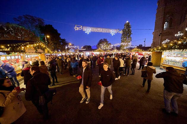 (211120) -- VIENNA, Nov. 20, 2021 -- People visit a Christmas market in Vienna, Austria, on Nov. 20, 2021. To curb the COVID-19 pandemic, the Austrian government announced a nationwide lockdown beginning from Nov. 22. (Photo by Xinhua) AUSTRIA-VIENNA-COVID-19-MEASURES GeorgesxSchneider 
