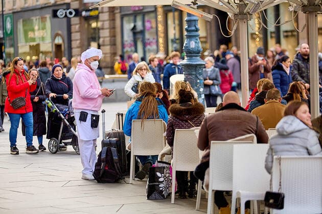 (211120) -- VIENNA, Nov. 20, 2021 -- People dine at a cafe in Vienna, Austria, on Nov. 20, 2021. To curb the COVID-19 pandemic, the Austrian government announced a nationwide lockdown beginning from Nov. 22. (Photo by Xinhua) AUSTRIA-VIENNA-COVID-19-MEASURES GeorgesxSchneider 