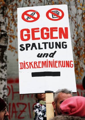Foto Manuel Geisser 20.11.2021 Zürich : Corona Demo Zürich . Demonstration gegen das Covid Gesetz . Teilnehmer mit Transparenten