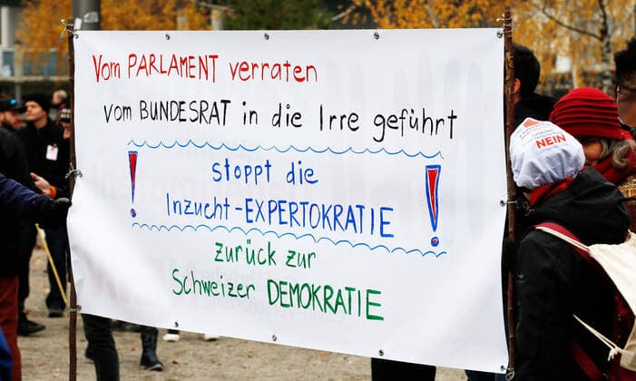Foto Manuel Geisser 20.11.2021 Zürich : Corona Demo Zürich . Demonstration gegen das Covid Gesetz . Teilnehmer mit Transparenten