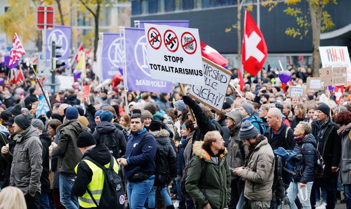 Foto Manuel Geisser 20.11.2021 Zürich : Corona Demo Zürich . Demonstration gegen das Covid Gesetz . Mass Voll Fahnen