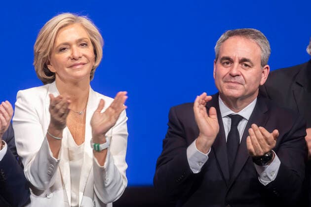 Issy Les Moulineaux, France le 20 Novembre, 2021 - Conseil national du parti politique Les Republicains LR - Valerie Pecresse, xavier bertrand POLITIQUE, LR, LES REPUBLICAINS, ELECTION PRESIDENTIELLE, CANDIDAT, DROITE, PHOTO DE FAMILLE,  Copyright: xVincentxIsorex
