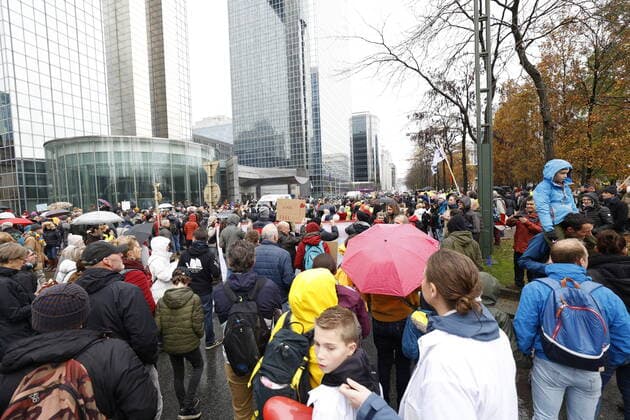 Illustration picture shows a protest against the health pass (Ensemble pour la Liberte) and other corona measures, in Brussels, Sunday 21 November 2021. Various organizations such as Virus Madness, Hands for Freedom and Vecht Voor Vrijheid are meeting today to dispel the disproportionate fear of the coronavirus, make a wider scientific voice heard and make people feel citizens that together they are strong.  HADRIENxDURE 3140434