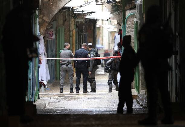 Bilder des Jahres 2021, News 11 November News Themen der Woche KW46 News Bilder des Tages (211121) -- JERUSALEM, Nov. 21, 2021 -- Israeli police officials gather near the site of a shooting incident in Jerusalem s Old City on Nov. 21, 2021. One person died and four others were wounded in a shooting in East Jerusalem on Sunday morning, with the gunman also shot dead, local police said. (Photo by Xinhua) MIDEAST-JERUSALEM-SHOOTING MuammarxAwad 