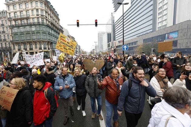 People gather for a protest against the health pass (Ensemble pour la Liberte) and other corona measures, in Brussels, Sunday 21 November 2021. Various organizations such as Virus Madness, Hands for Freedom and Vecht Voor Vrijheid are meeting today to dispel the disproportionate fear of the coronavirus, make a wider scientific voice heard and make people feel citizens that together they are strong.  HADRIENxDURE 3140496