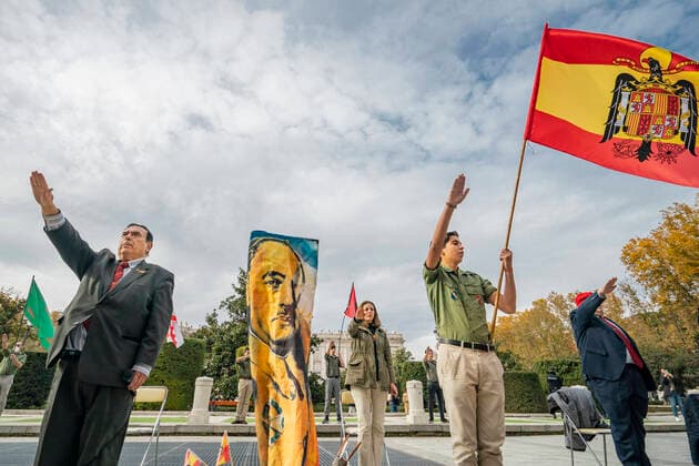 Bilder des Jahres 2021, News 11 November News Themen der Woche KW46 Spanien, Franco Gedenken in Madrid November 21, 2021, Madrid, Madrid, Spain: Participants make the fascist salute rising the right hand in a rally in Madrid for the anniversary of the death of Franco, last dictator in Spain died on November 20th. Madrid Spain - ZUMAa131 20211121_zap_a131_010 Copyright: xCelestinoxArcexLavinx