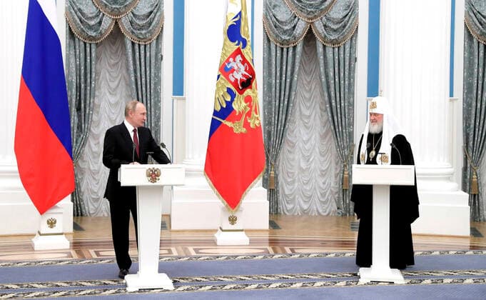 STYLELOCATIONRussian President Vladimir Putin, left, and Orthodox Patriarch Kirill of Moscow and All Russia during a ceremony presenting Andrew the First-Called order to Krill at St Catherines Hall of the Kremlin, November 20, 2021 in Moscow, Russia. Moscow Russia - ZUMAp138 20211120_zaa_p138_004 Copyright: xMikhailxMetzel KremlinxPoolx