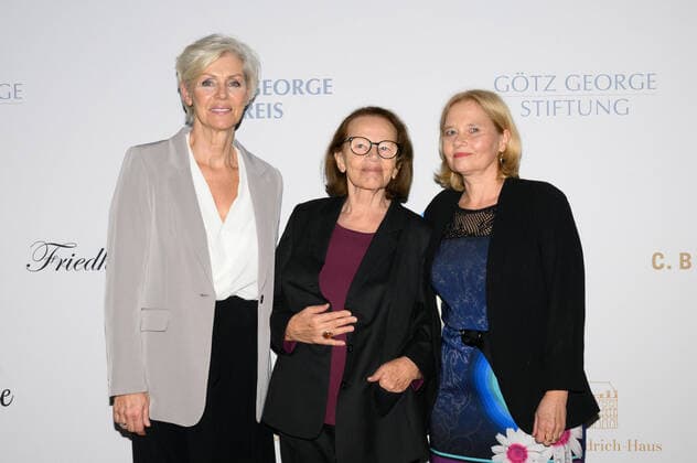 Bilder des Jahres 2021, Entertainment 11 November Entertainment Themen der Woche KW46 Entertainment Bilder des Tages Berlin GER, Berlin, 21.11.21, Goetz George Preis 4 - Red Carpet v.l. Marika George, Gudrun Ritter - Preistraegerin, Franziska Ritter, Goetz George Preis 4 - Red Carpet, Kaiserin-Friedrich-Haus, 21.11.21, *** Berlin GER, Berlin, 21 11 21, Goetz George Prize 4 Red Carpet v l Marika George, Gudrun Ritter Prize winner, Franziska Ritter, Goetz George Prize 4 Red Carpet, Kaiserin Friedrich Haus, 21 11 21, Copyright: xUwexKoch Eibner-Pressefotox EP_UKH